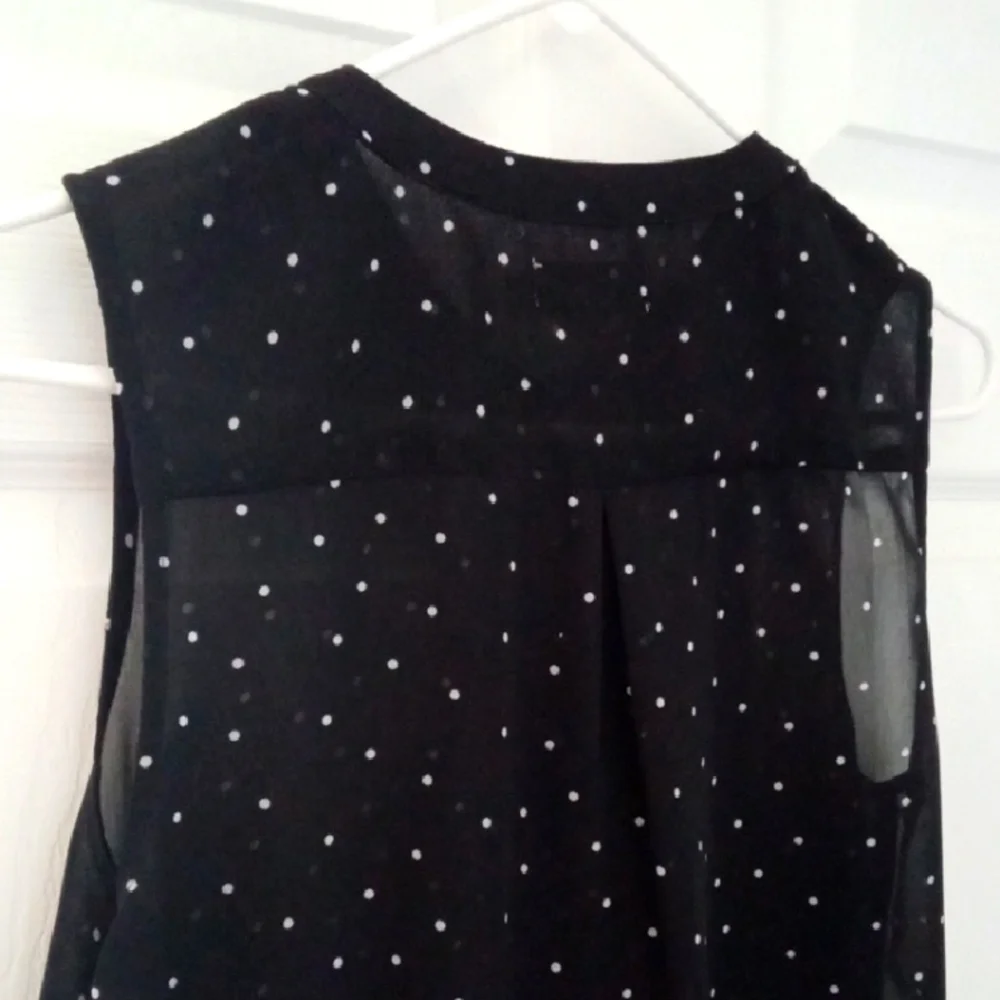 Molly Bracken Women's Black Blouse with White Dots and Front Ruffle Medium - Picture 8 of 12